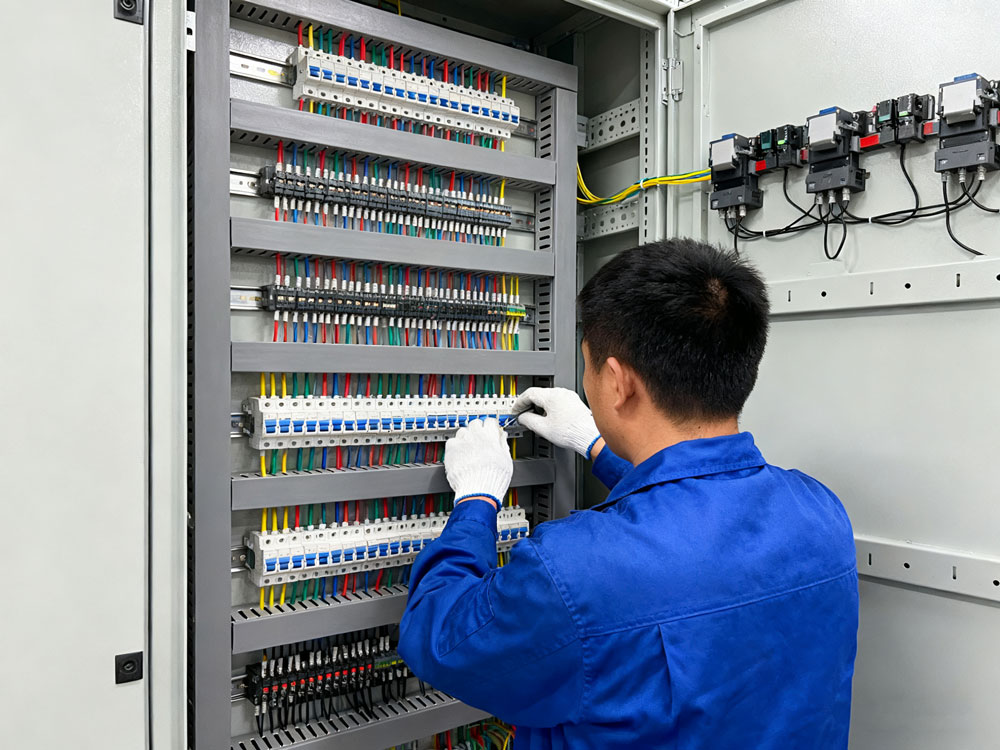 自主研发控制系统，实现精准控温